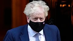 Boris Johnson enfrenta onda de indignação por alegações de desrespeito por regras sanitárias