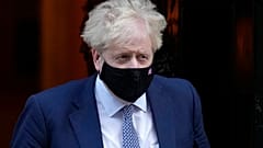 Boris Johnson, primer ministro del Reino Unido, saliendo de Downing Street, en Londres, el miércoles 12 de enero de 2022. 