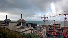 Archives : le réacteur nucléaire de nouvelle génération EPR en construction sur le site EDF de Flamanville (France), le 26/11/2009