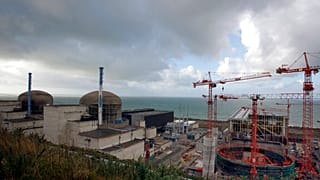 Archives : le réacteur nucléaire de nouvelle génération EPR en construction sur le site EDF de Flamanville (France), le 26/11/2009