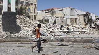 Başkent Mogadişu'da bombalı saldırı sonrası yıkılan binalar