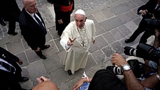 Papst in Roms Innenstadt beim Shoppen