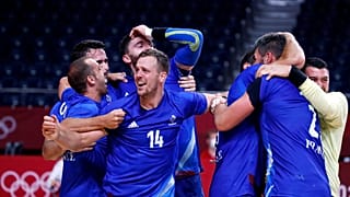 A francia Kentin Mahe és csapattársai, miután győztek Dánia ellen a 2021-re halasztott tokiói nyári olimpia férfi kézilabda-döntőjében