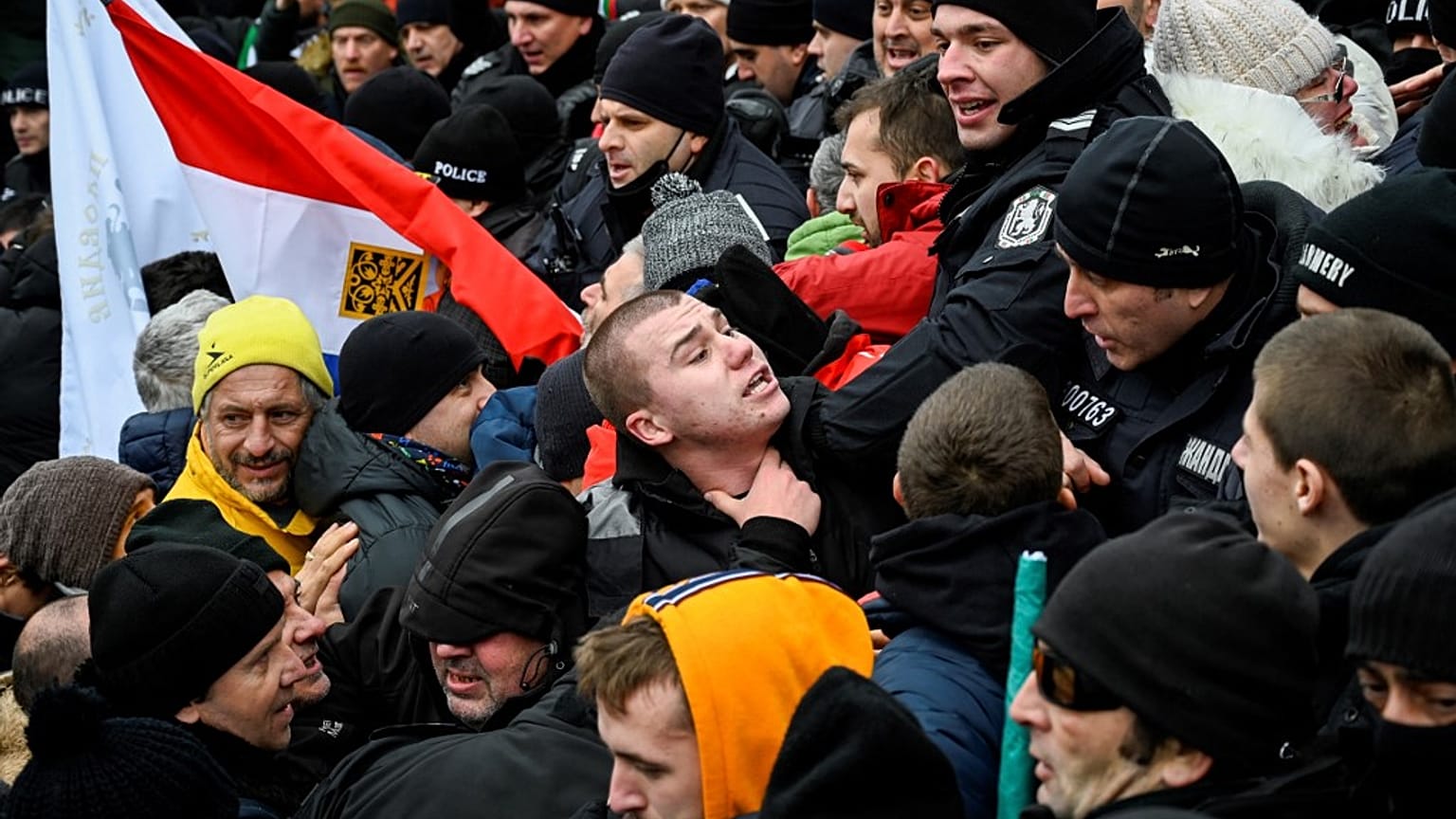 Protestas contra el pase covid ante el Parlamento de Bulgaria