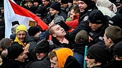 Aufgeheizte Proteste gegen Covid-Maßnahmen - Demonstranten stürmen Richtung Parlament in Sofia