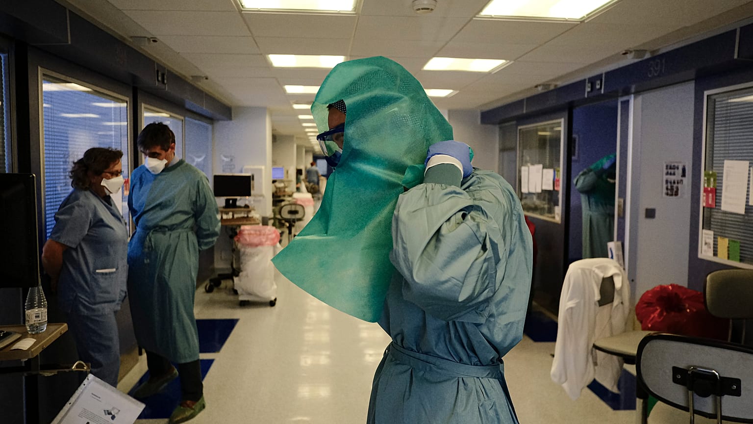 A member of the medical team wearing PPE in the ICU department of the Clinica Universitaria in Pamplona.