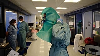 A member of the medical team wearing PPE in the ICU department of the Clinica Universitaria in Pamplona.