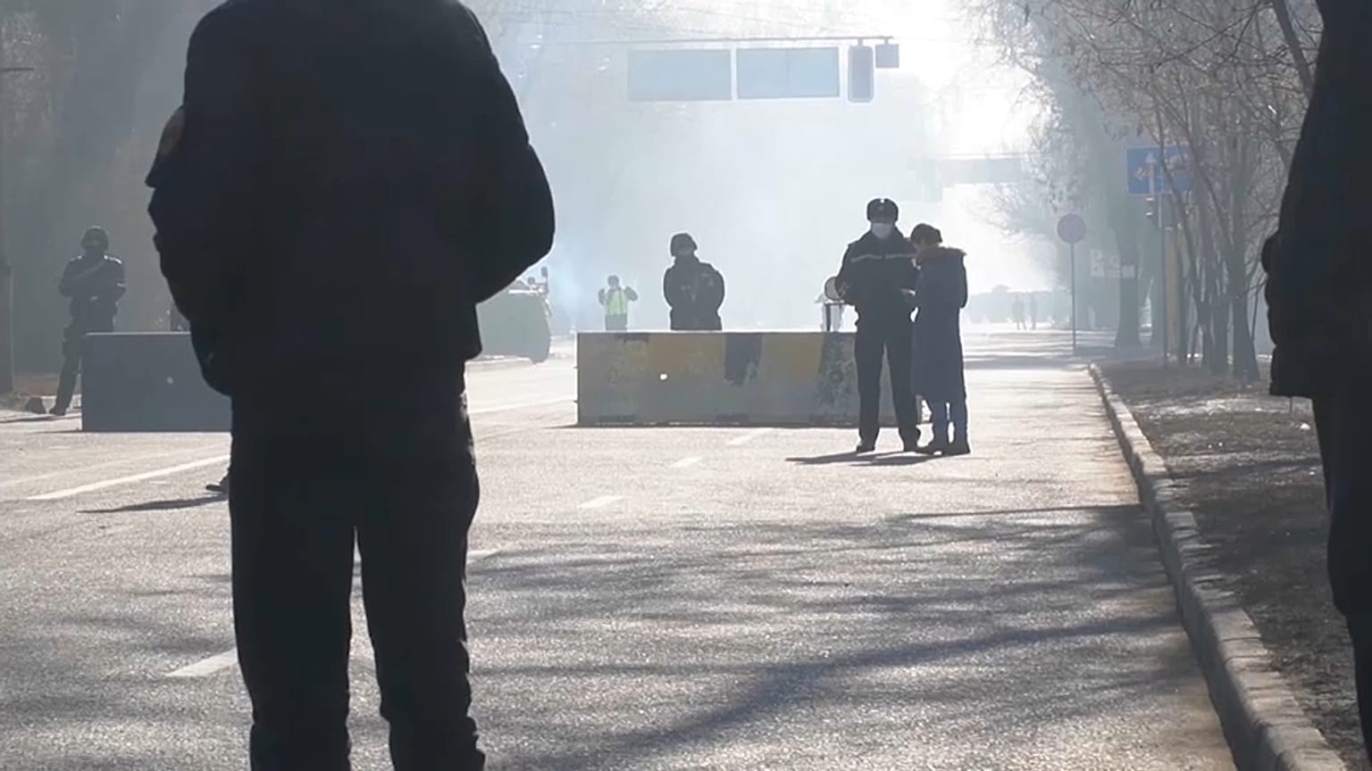 Puesto de control frente al departamento de Asuntos Internos, en Almaty (Kazajistán).
