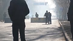 Puesto de control frente al departamento de Asuntos Internos, en Almaty (Kazajistán).