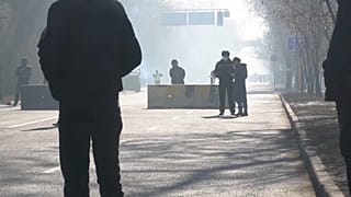 Puesto de control frente al departamento de Asuntos Internos, en Almaty (Kazajistán).