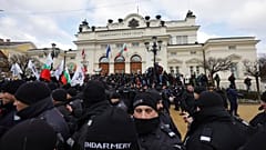 Bulgaristan parlamentosu önünde binlerce gösterici Covid-19 kısıtlamalarını protesto etti