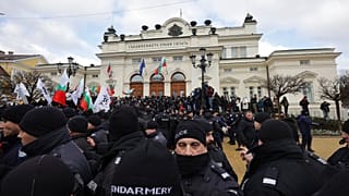 Bulgaristan parlamentosu önünde binlerce gösterici Covid-19 kısıtlamalarını protesto etti