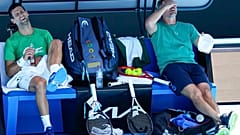 Una risata amara per Djokovic? Qui in pausa dagli allenamenti con l'allenatore Goran Ivanisevic. 