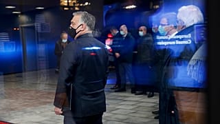 Orbán Viktor magyar miniszterelnök távozik az EU-csúcsról Brüsszelből 2021. december 17-én