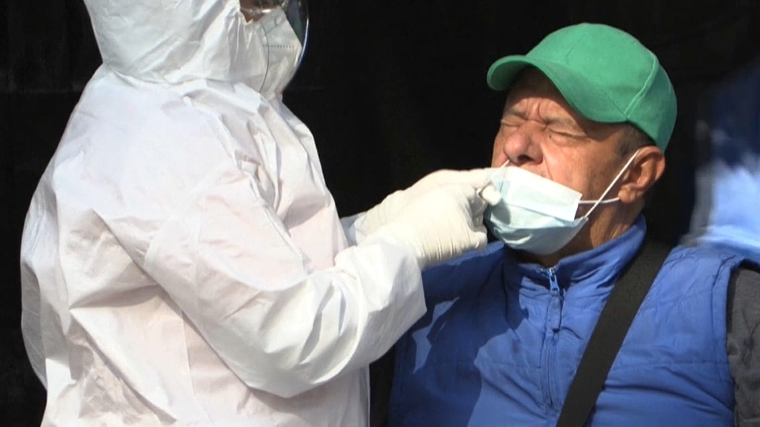 Una persona se realiza una prueba de detección de COVID-19, 12/1/2022, Ciudad de México, México