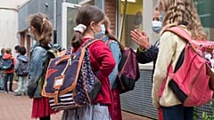 تلاميذ ر في أول يوم للدراسة للعام 2021-2022 في مدرسة غونو لافوازييه الابتدائية بمدينة ليل، شمال فرنسا