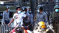 Manifestant pro-démocratie arrêté durant la répression par la junte après son coup d'Etat - Mandalay, le 15/02/2021
