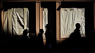 Siluetas frente a un restaurante cerrado en la Plaza Mayor de Madrid
