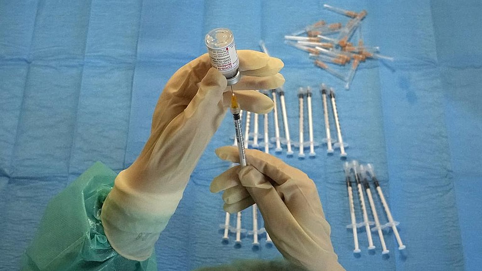 Krankenschwester in Rom zieht eine Moderna-Impfung auf, 10.12.2021