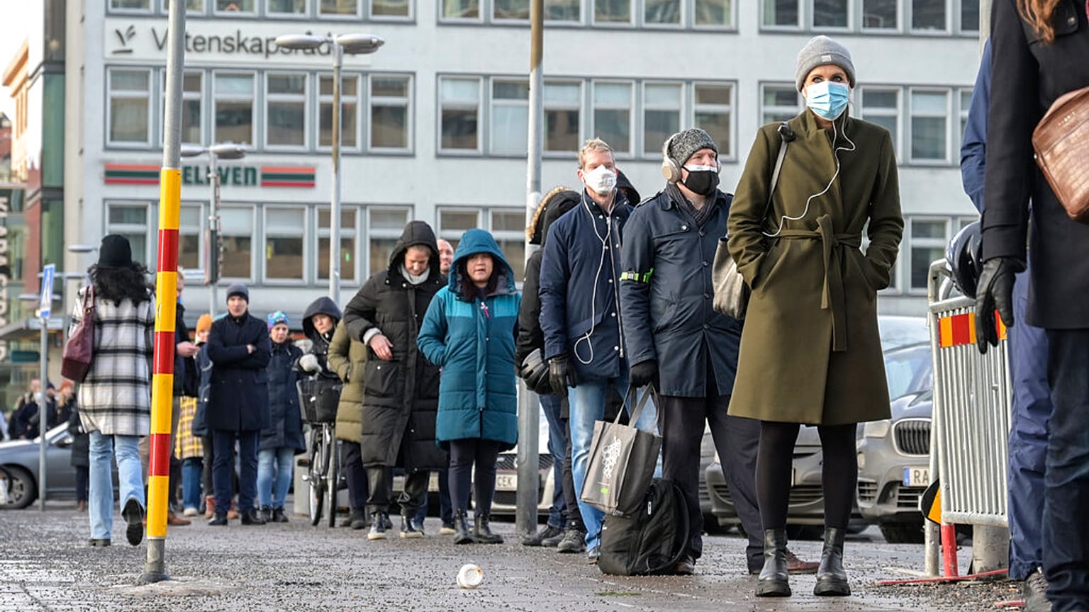 Schlangestehen fürs Impfen gegen Covid-19 in Stockholm
