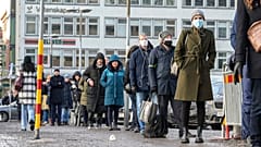 Schlangestehen fürs Impfen gegen Covid-19 in Stockholm