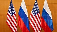 Russische und US-amerikanische Flaggen