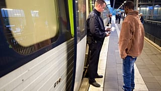 Egy szomáliai férfi iratait ellenőrzik egy vonaton Dániában: szigorodnak a szabályok