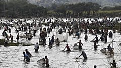 Villageois participant à une pêche collective marquant la fin de la saison des récoltes dans le nord-est de l'Inde - le 12/01/2022