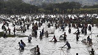 Villageois participant à une pêche collective marquant la fin de la saison des récoltes dans le nord-est de l'Inde - le 12/01/2022