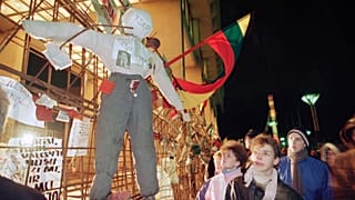 Литовские протестующие повесили чучело Горбачева на здание парламента в Вильнюсе. 15 января 1995