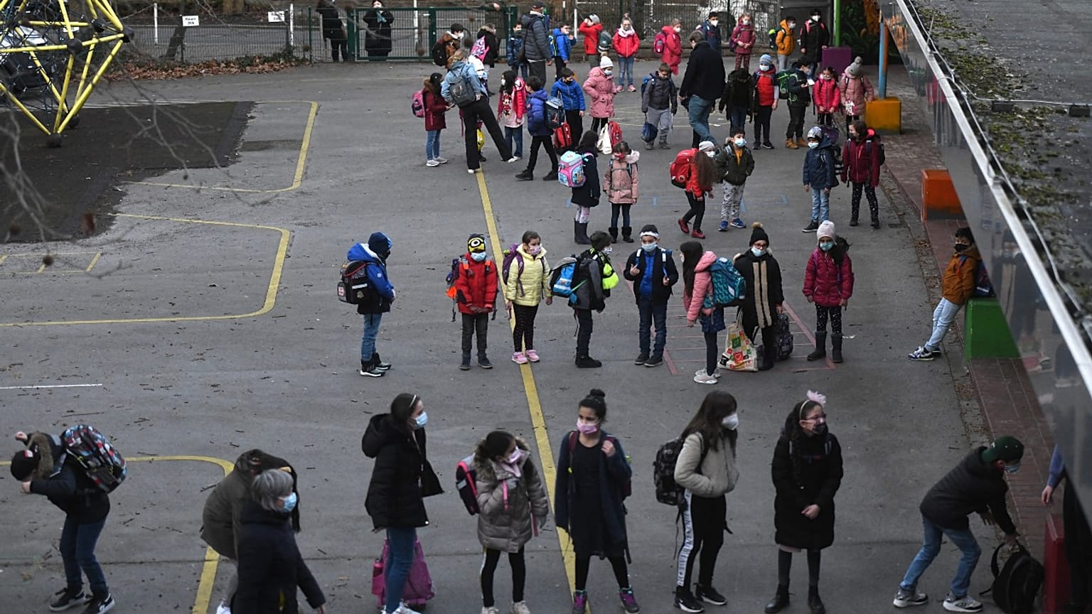 Schüler:innen auf einem Schulhof in Dortmund, 22.02.2021