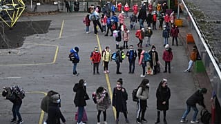Schüler:innen auf einem Schulhof in Dortmund, 22.02.2021