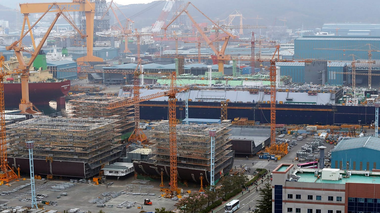 Eine Daewoo-Werft im südkoreanischen Geoje im Jahr 2017