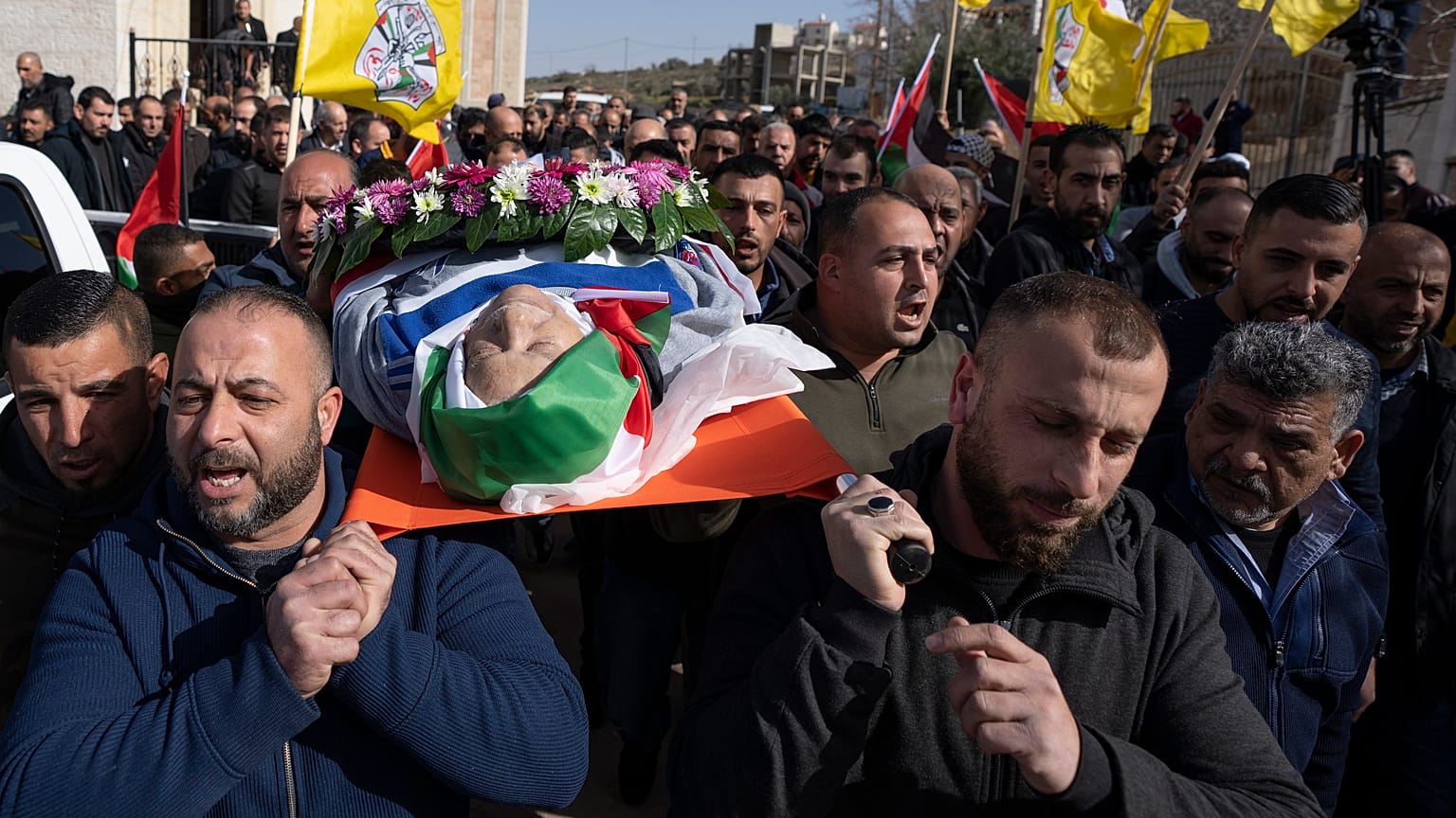 جنازة مسن فلسطيني وجد ميتا ومقيد اليدين بعد احتجازه من قبل الجيش الإسرائيلي