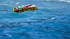 Ein Blumenkranz auf dem Meer erinnert an das Schiffsunglück vor der italienischen Insel Giglio vor zehn Jahren, 13.01.2022