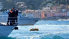 Ein Blumenkranz wurde in die Fluten vor der Insel Giglio gelassen