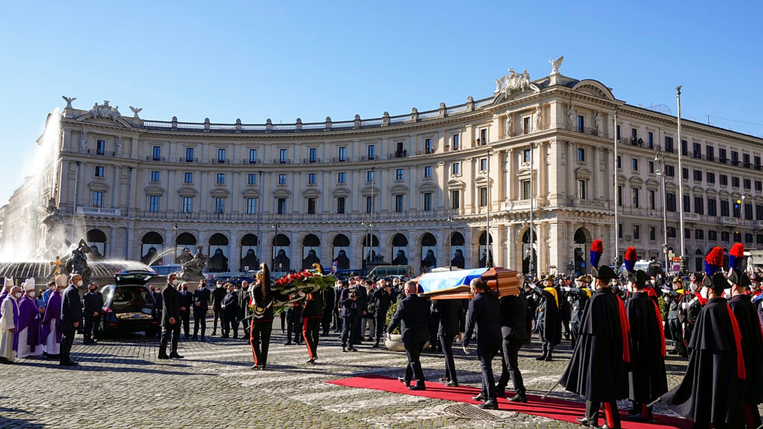 La dépouille de David Sassoli à l'issue de la cérémonie religieuse à la basilique Santa Maria degli Angeli (Rome), le 14/01/2022