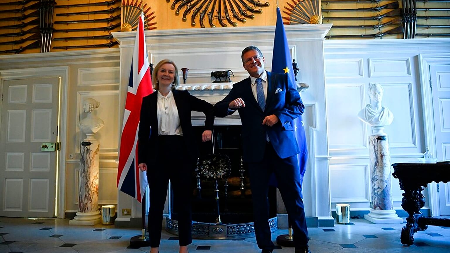 La ministra de AA.EE. de Reino Unido Liz Truss recibe al vicepresidente de la CE, Maros Sefcovic, Chevening, Kent, Reino Unido 13/1/2022 