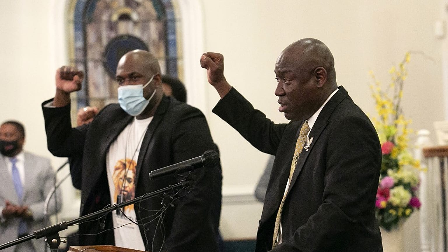 L'avocat Ben Crump (à droite) prend la parole, entouré de Philonise Floyd, le frère de George Floyd, le 13 janvier 2022, à Fayetteville (Caroline du Nord)