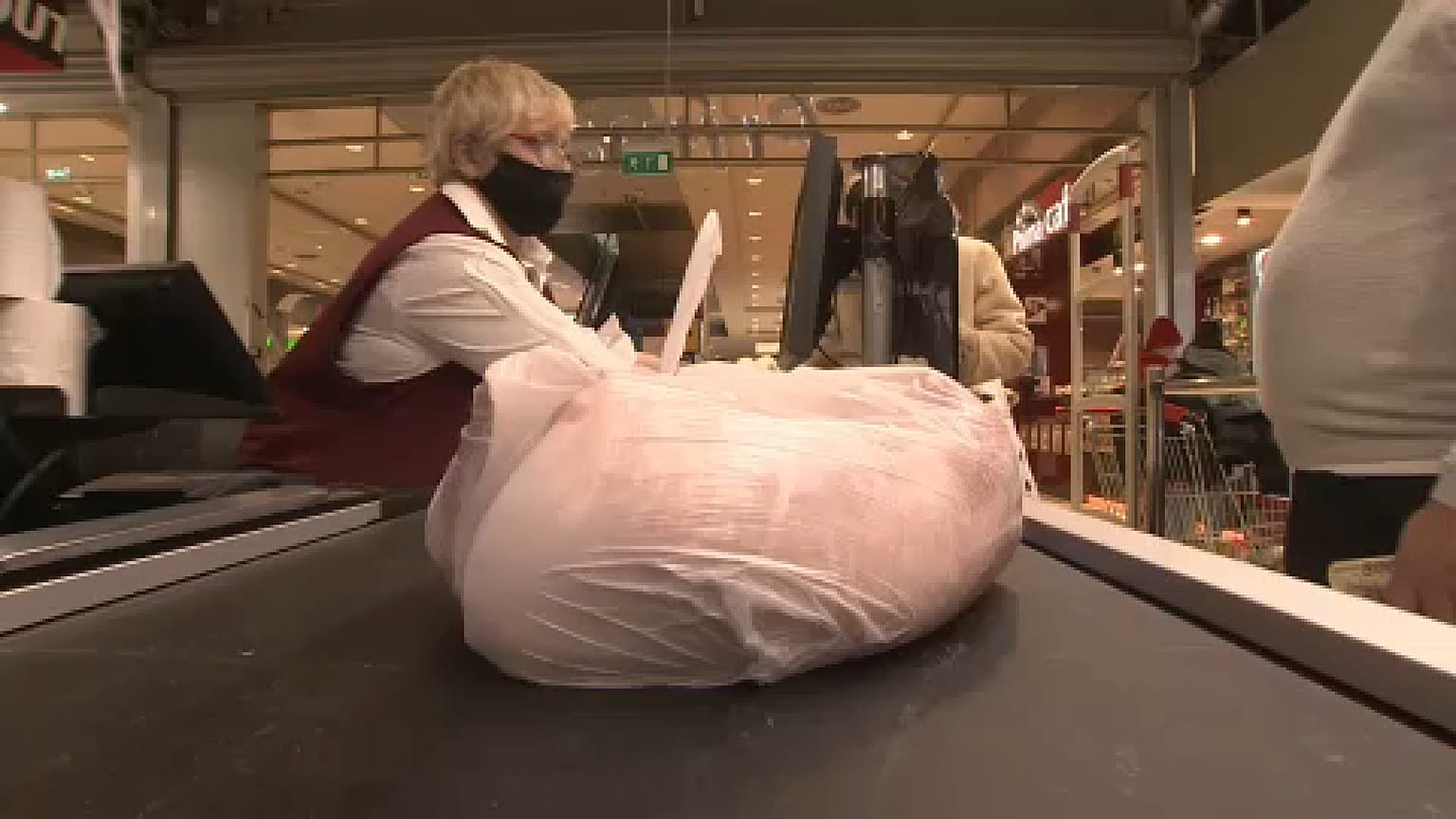 Венгрия замораживает цены на продукты