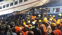 Eisenbahnwagen in Indien entgleist - Mindestens neun Tote