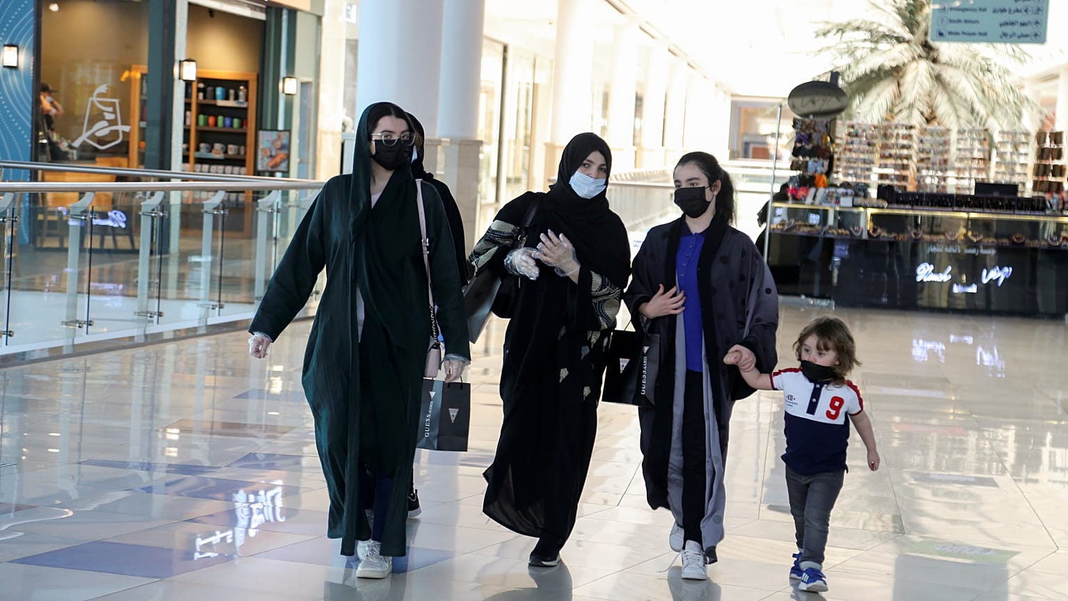 شابات سعوديات في أحد مراكز التسوق في العاصمة الرياض