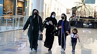 شابات سعوديات في أحد مراكز التسوق في العاصمة الرياض