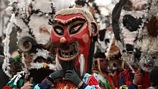 Bulgária: Kukeri fesztivál az omikron-hullám árnyékában