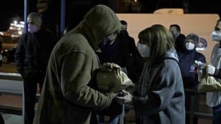 Φωτογραφία που δόθηκε σήμερα στη δημοσιότητα και εικονίζει την Πρόεδρο της Δημοκρατίας Κατερίνα Σακελλαροπούλου να μοιράζει φαγητό σε αστέγους