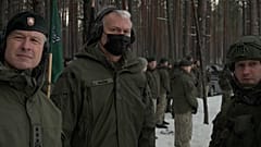 El teniente general Rupsys y el presidente Gitanas Nauseda observan los ejercicios militares en Pabrade, Lituania, 2/12/2022