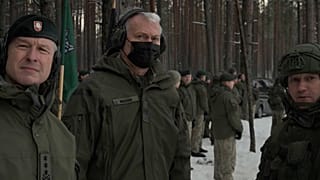 El teniente general Rupsys y el presidente Gitanas Nauseda observan los ejercicios militares en Pabrade, Lituania, 2/12/2022