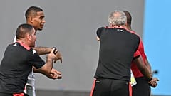 مدرب المنتخب التونسي منذر الكبير يحتج على الحكم الزامبي جاني خلال مباراة كرة القدم بين تونس ومالي على ملعب ليمبي في ليمبي.