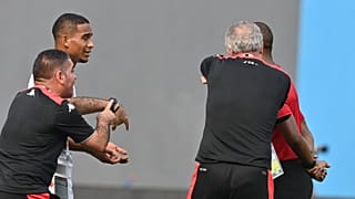 مدرب المنتخب التونسي منذر الكبير يحتج على الحكم الزامبي جاني خلال مباراة كرة القدم بين تونس ومالي على ملعب ليمبي في ليمبي.