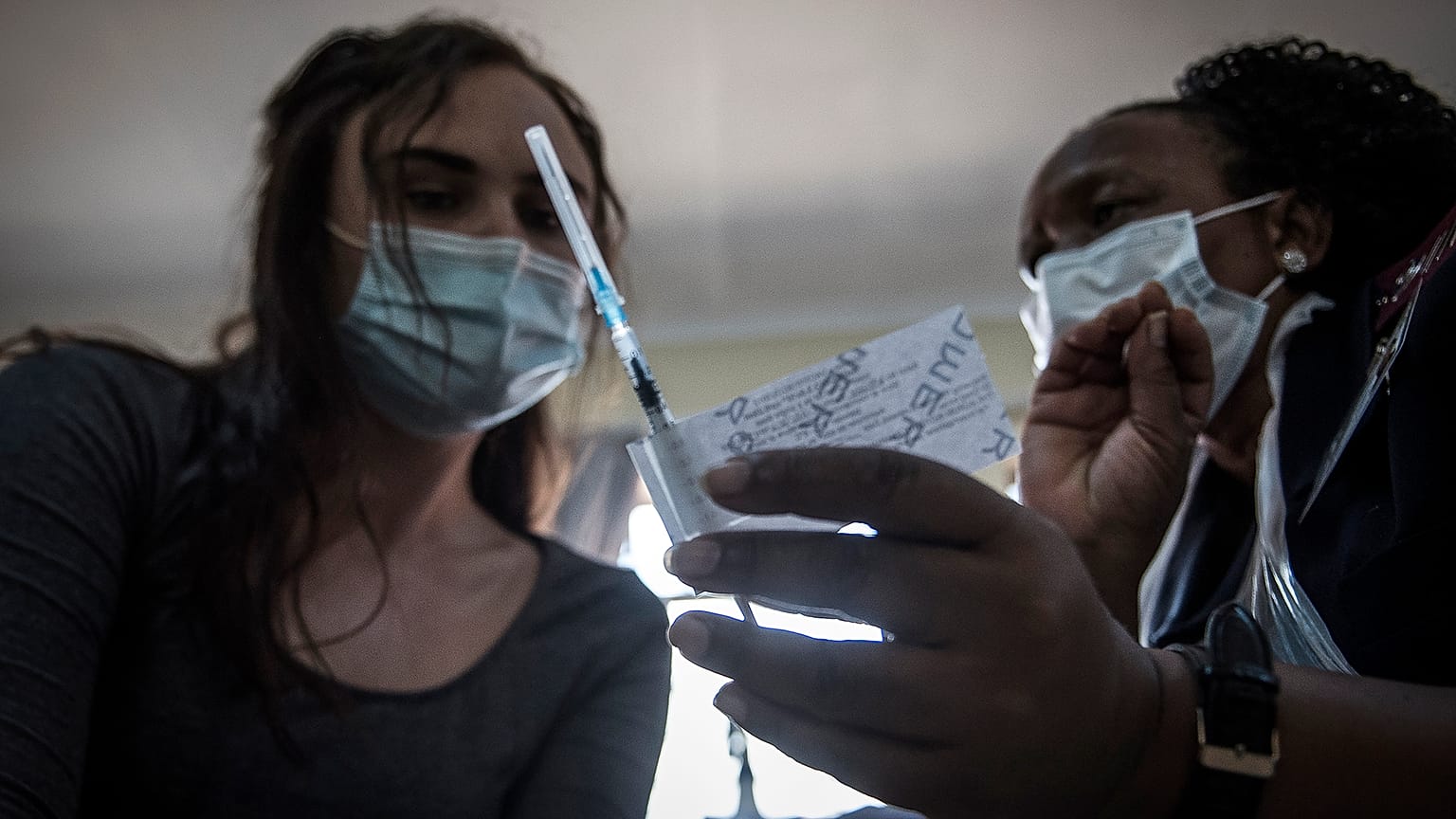 Una sanitaria lleva en la mano la vacuna Covid-19 de Johnson & Johnson